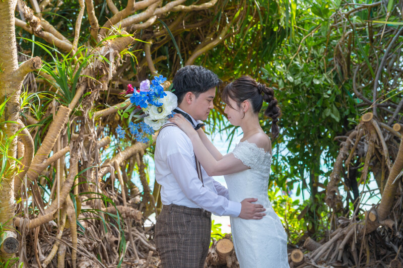 木陰で寄り添って