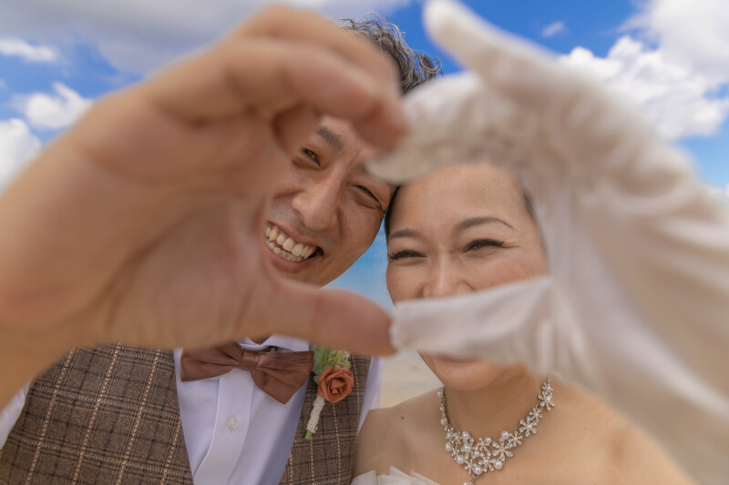 笑顔がつなぐ、沖縄ビーチの幸せフォトウェディング