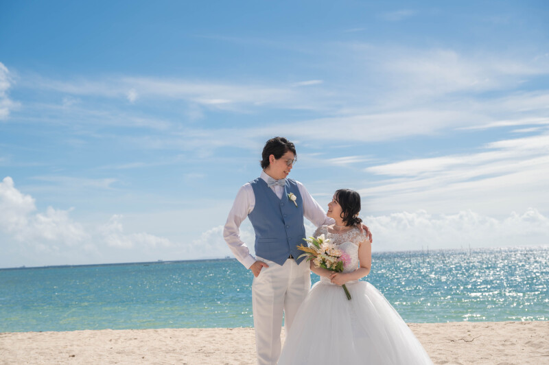 海辺で交わす、ふたりだけのまなざし