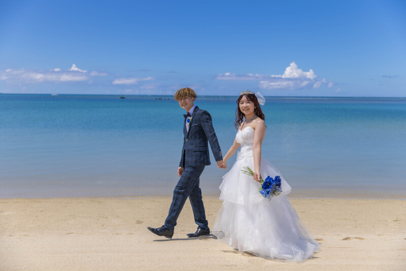 ビーチを歩く爽やかショット