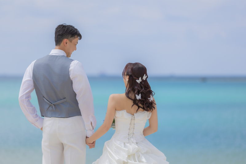 海を眺めながら手つなぎ