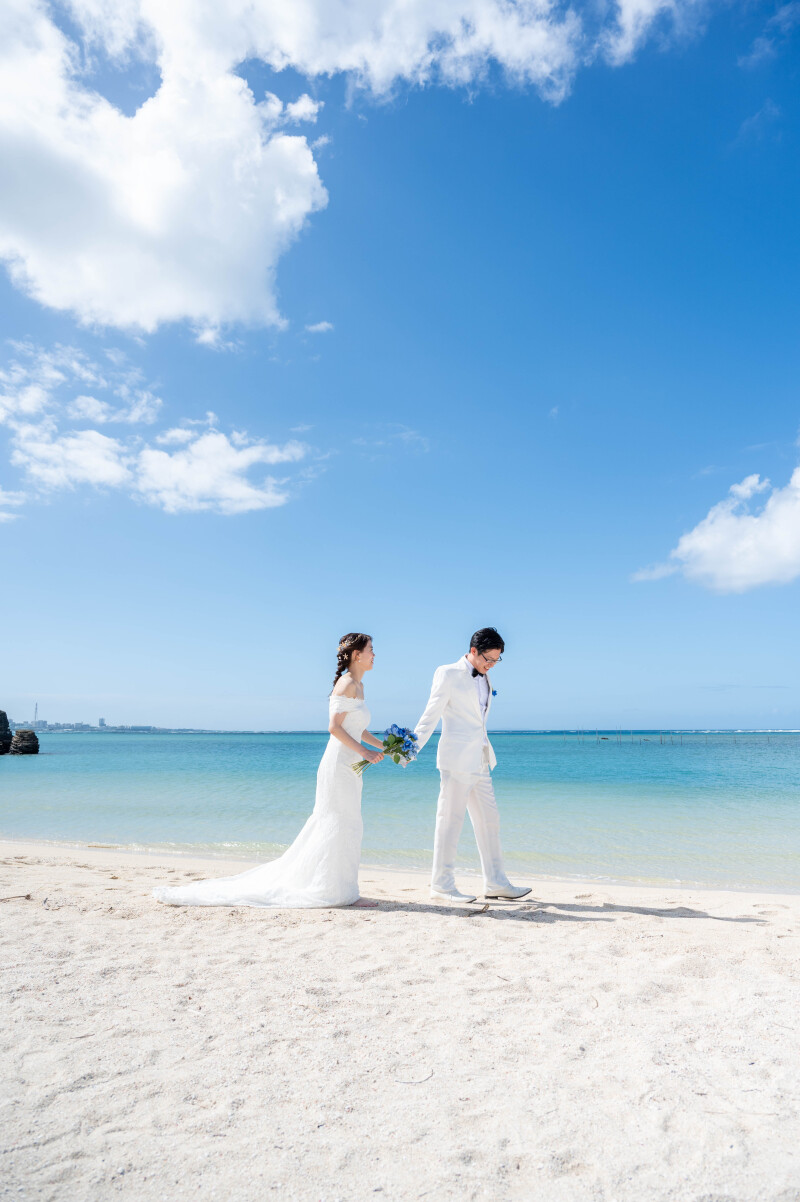 大空の下を歩く