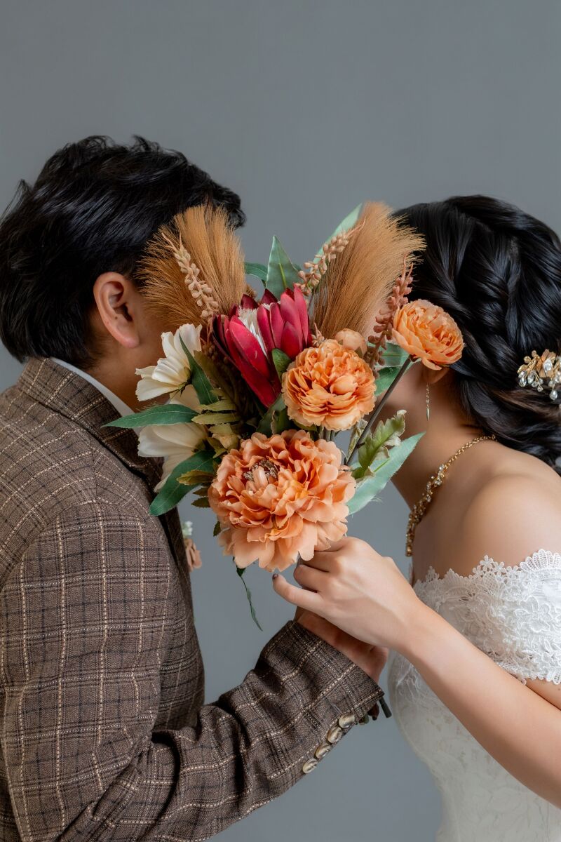 ブーケの陰からのキスショット