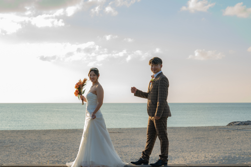 夕日を背に歩くシルエット風ショット