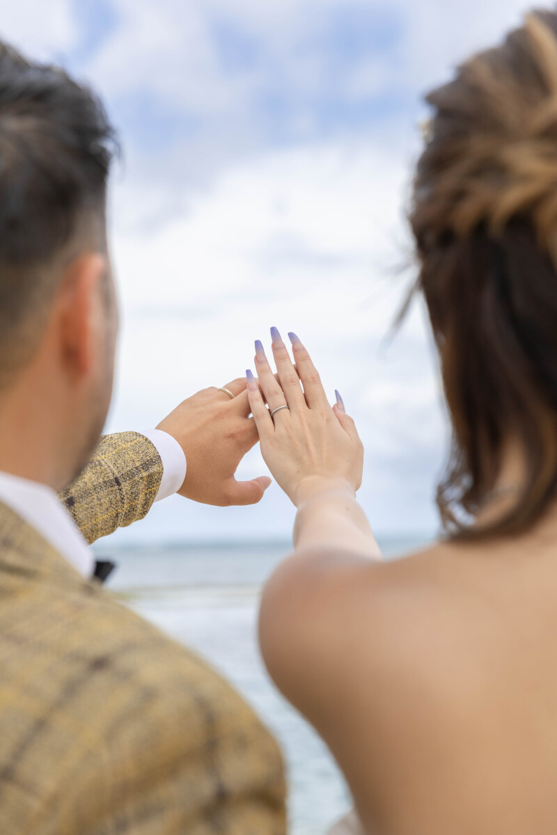 未来へ重ねる、ふたりの手