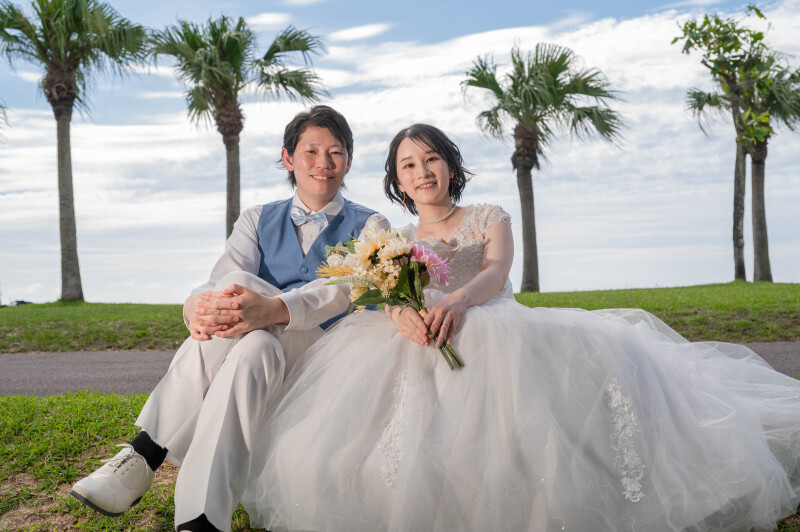沖縄の空の下、ありのままのふたりを写して