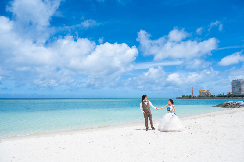 白い砂浜を歩く、いつもの距離感で