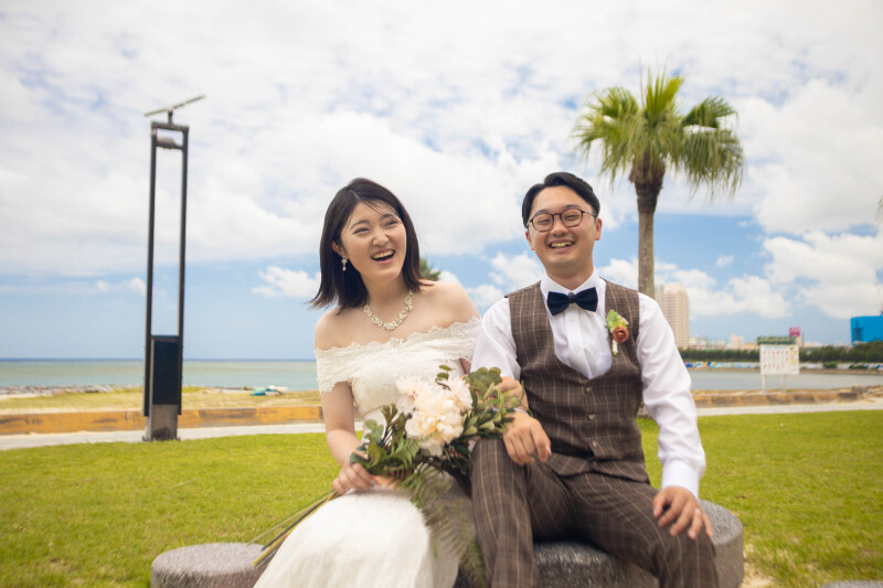 沖縄で笑顔あふれるビーチフォトウェディング