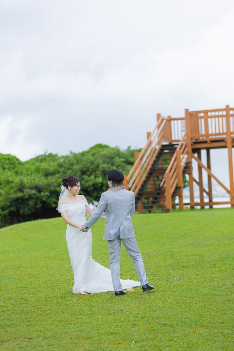 緑の丘で見つめ合う