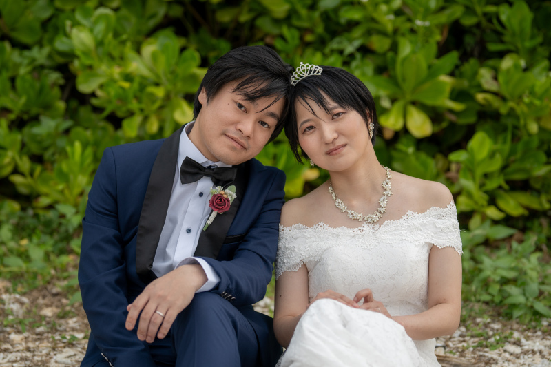 寄り添って座るナチュラルフォト