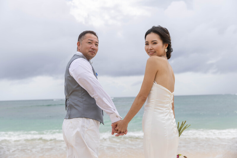 手を取り合って