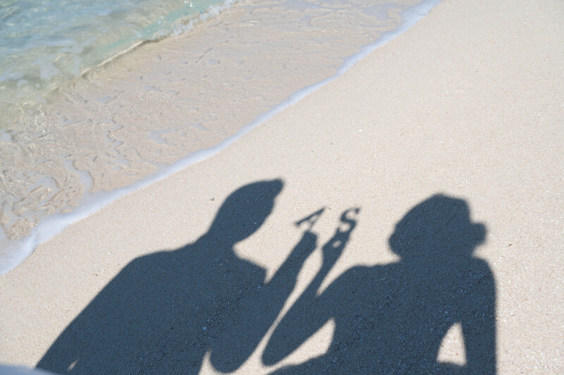 砂浜に映るふたりのシルエット