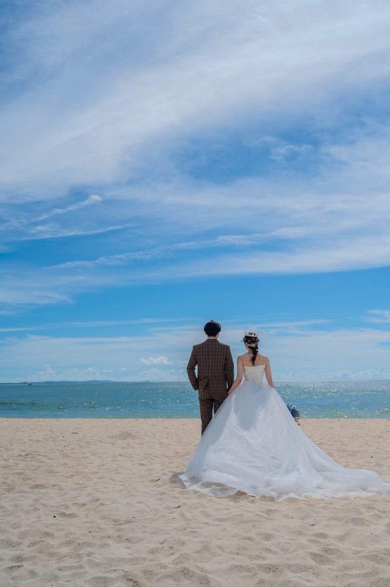 未来へ向かって並ぶ背中