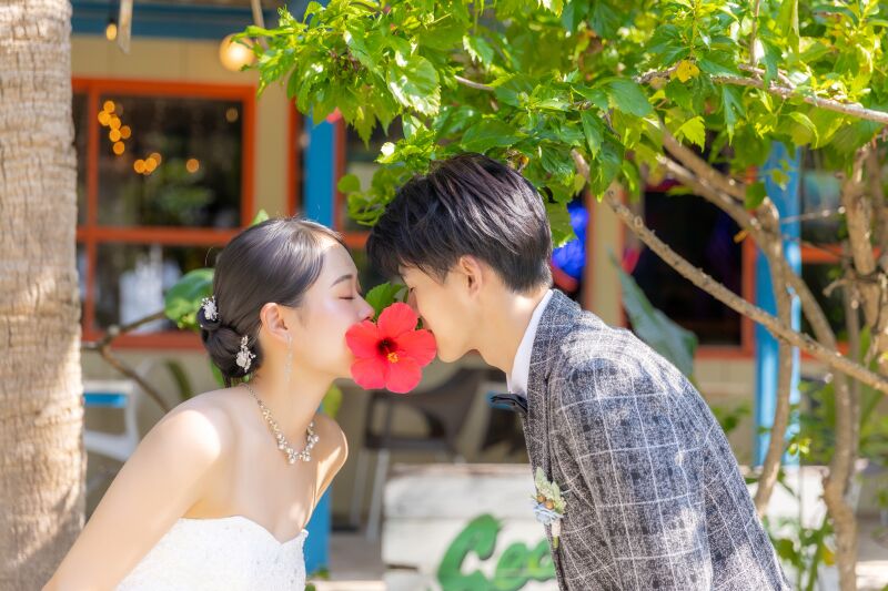 ハイビスカスに託すキス
