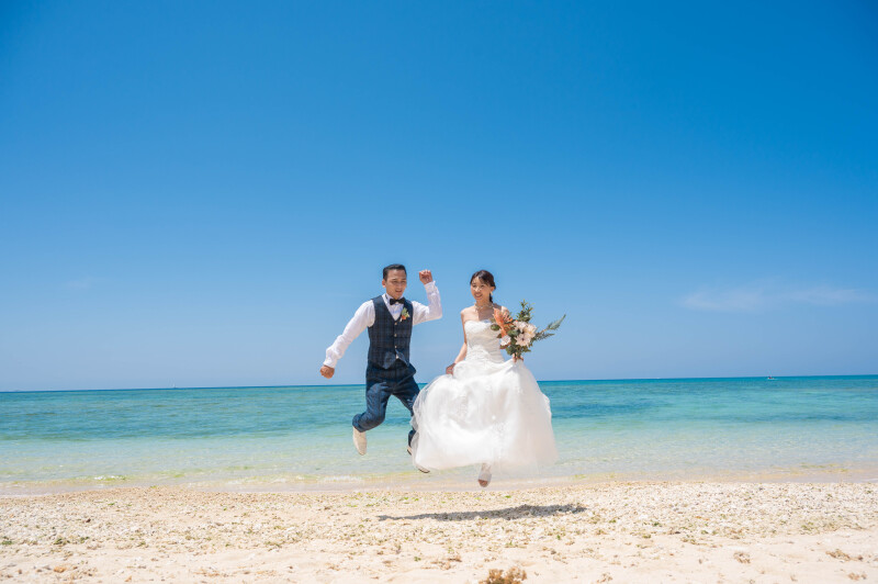青空に跳ねる、沖縄らしい一瞬