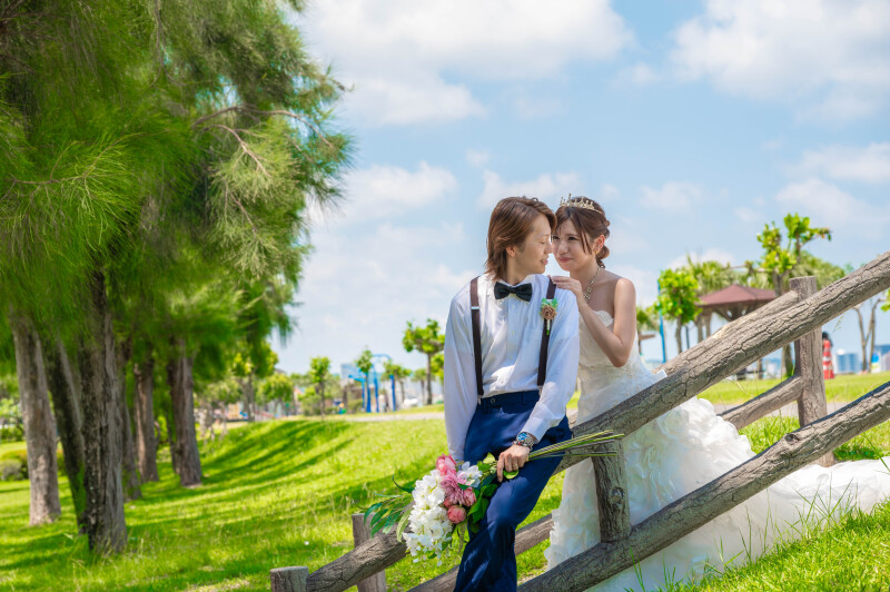 木陰でひと休みデート気分