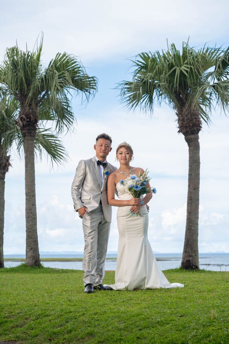 沖縄らしい景色に、ふたりを置いて