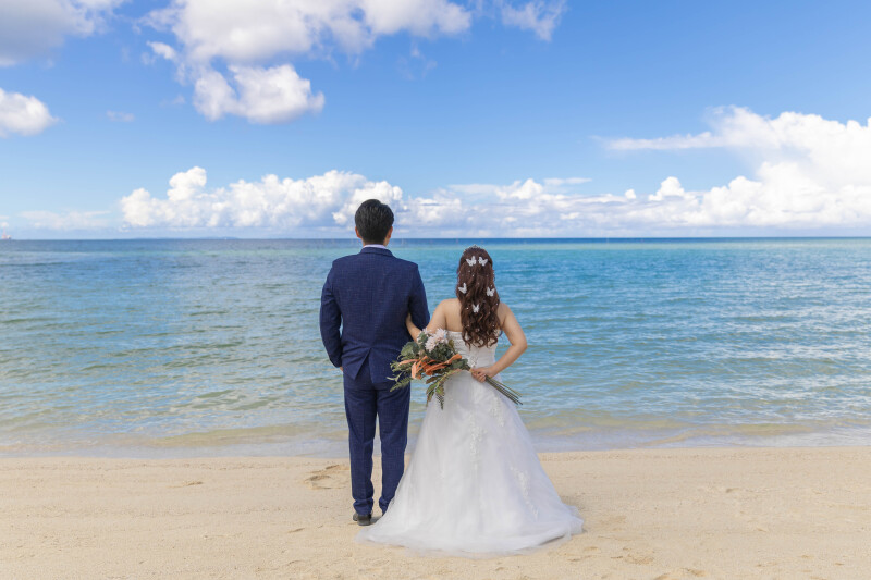 海を前に、ふたりで未来を見つめる後ろ姿