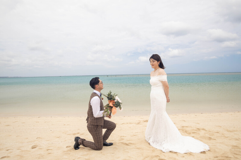 ひざまずいて想いを伝える瞬間