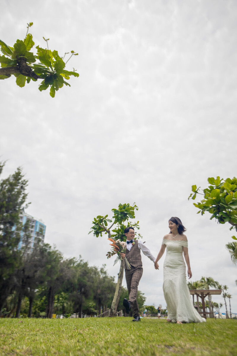 手をつないで緑の中へ