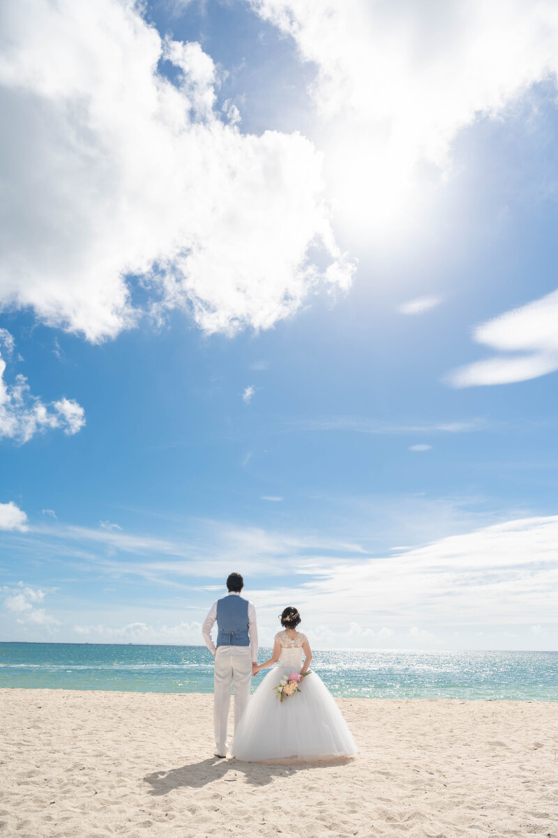 青空に包まれる、後ろ姿のワンシーン