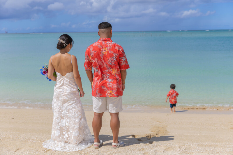 家族で見つめる青い海
