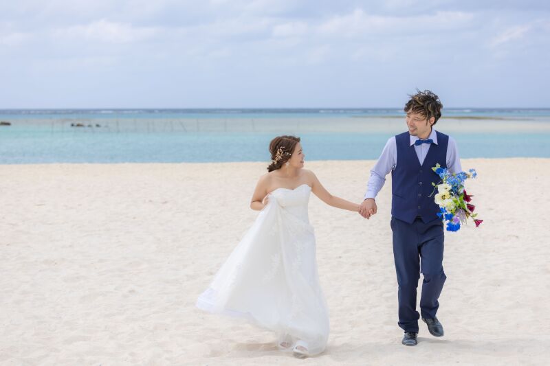 砂浜ではしゃぐ、等身大の笑顔