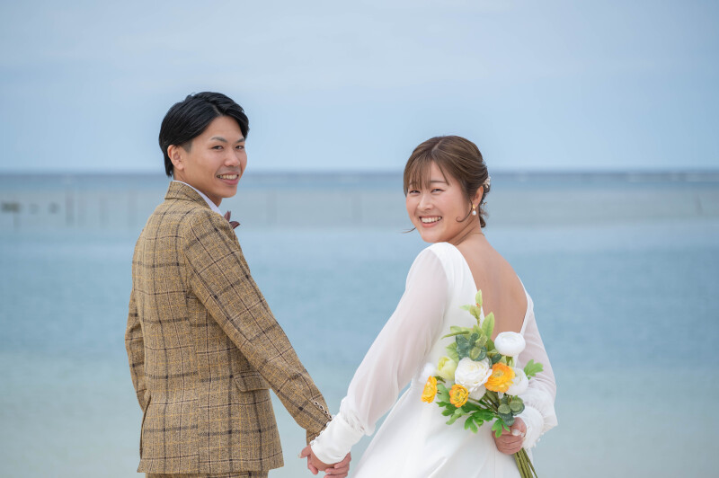 振り返る笑顔、つながる手