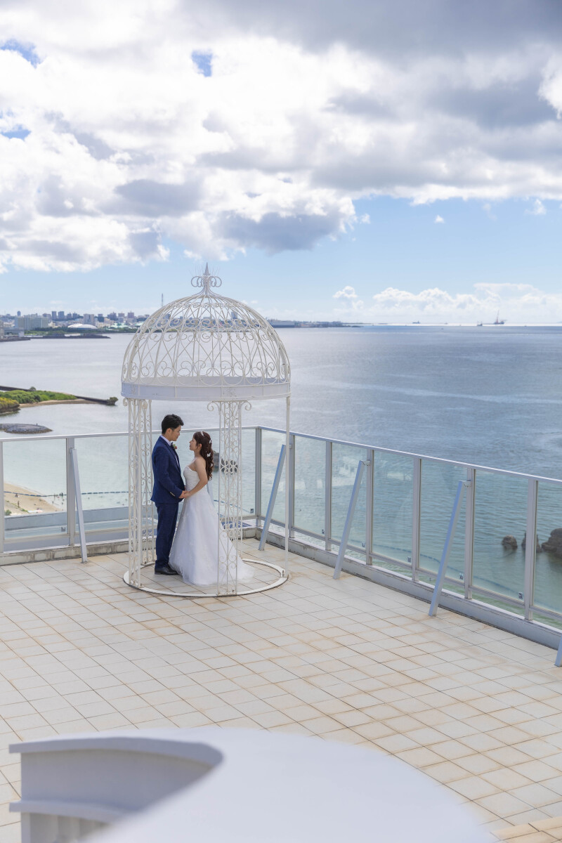 ガゼボで見つめ合うふたり