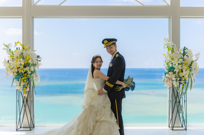 海を望む大きな窓の前で