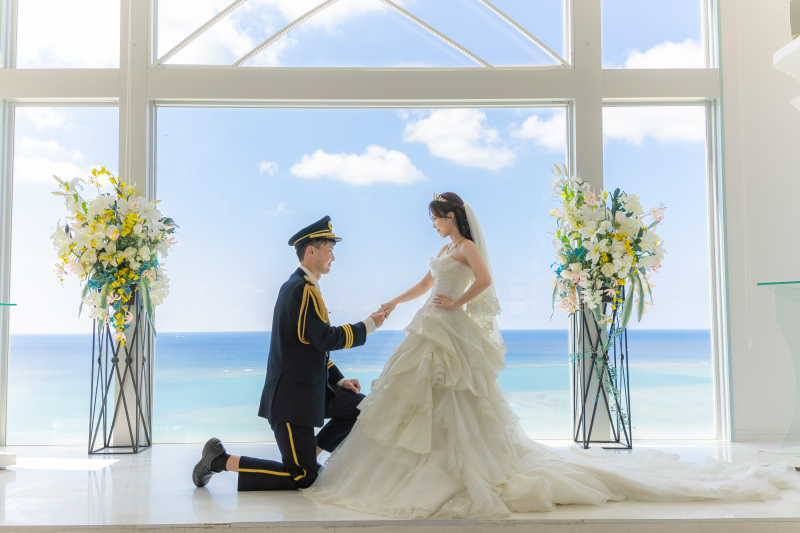 海と光に包まれる誓いの瞬間