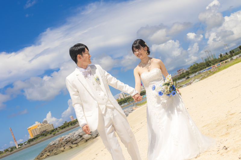 砂浜を歩くナチュラルショット