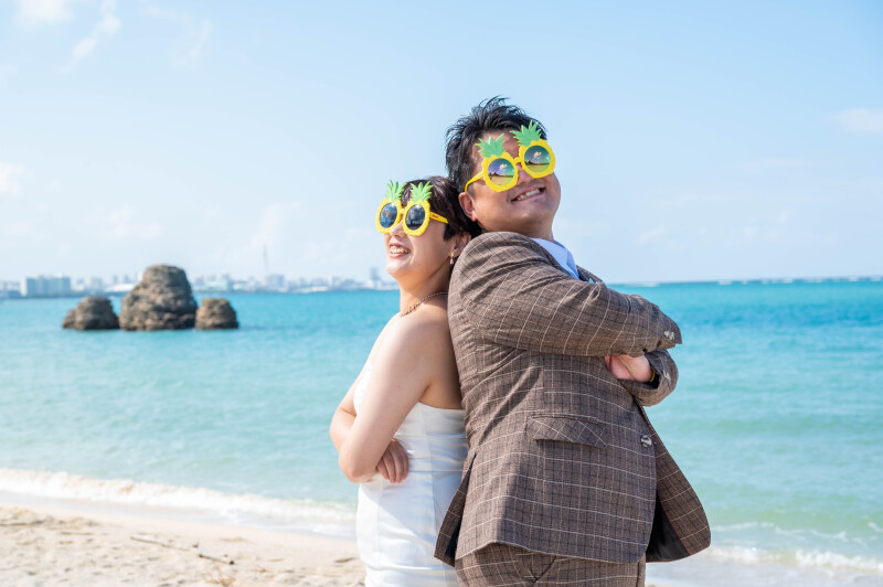 サングラスで弾ける笑顔