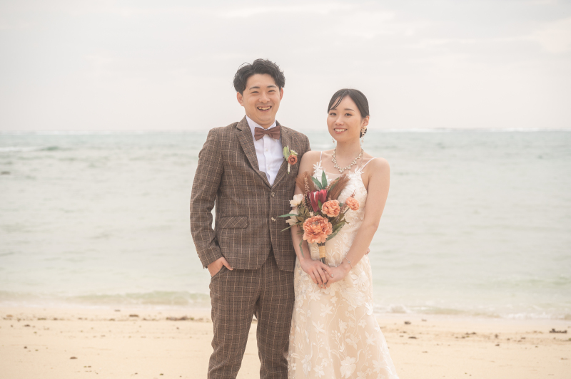 海を背景に、シンプルな立ち姿