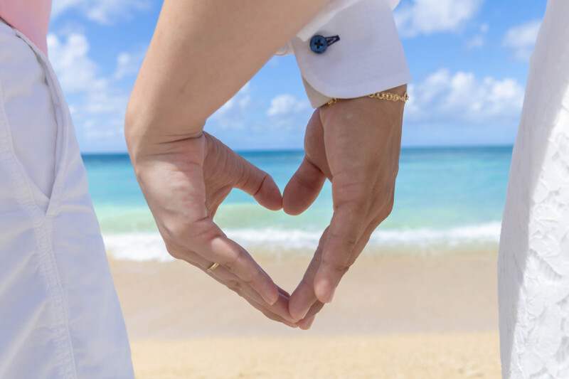 手でつくるハートの約束