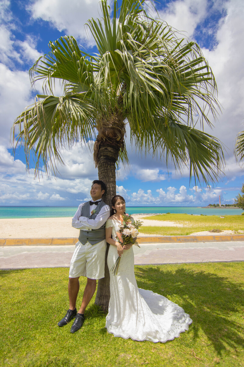 パームツリーの下で寄り添う南国ショット