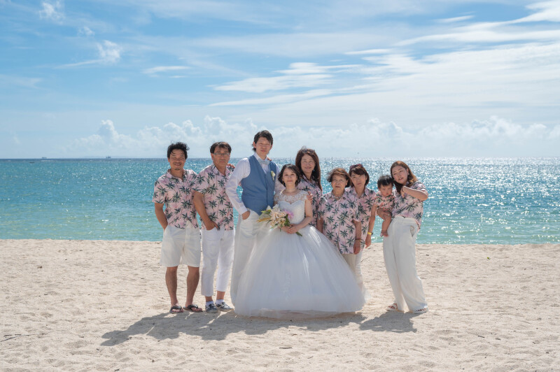 沖縄の空の下、ありのままのふたりを写して