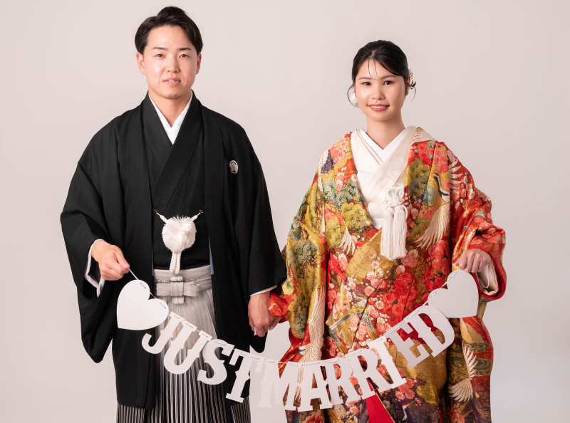 凛とした和装、開放的なビーチドレス