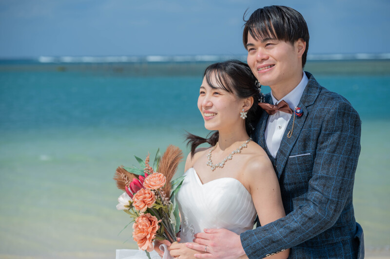 寄り添って海を眺める