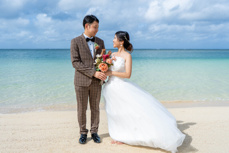 青い海に映える