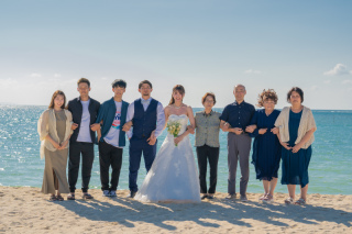 家族みんなで迎える海辺の祝福