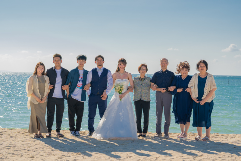 家族みんなで迎える海辺の祝福