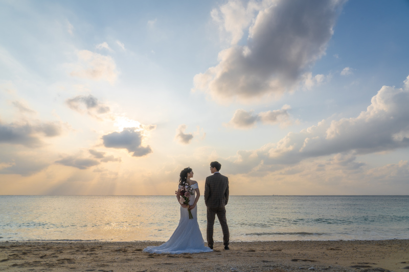 夕陽へ向かう、ふたりのシルエット