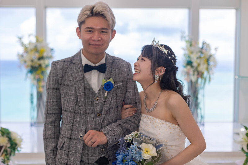 青空に映えるふたりの笑顔