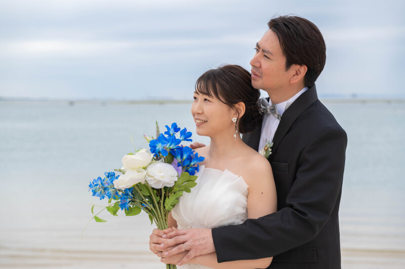 寄り添う背中に込めた安心感