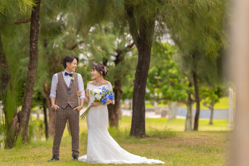 木陰でゆったり語らうふたり