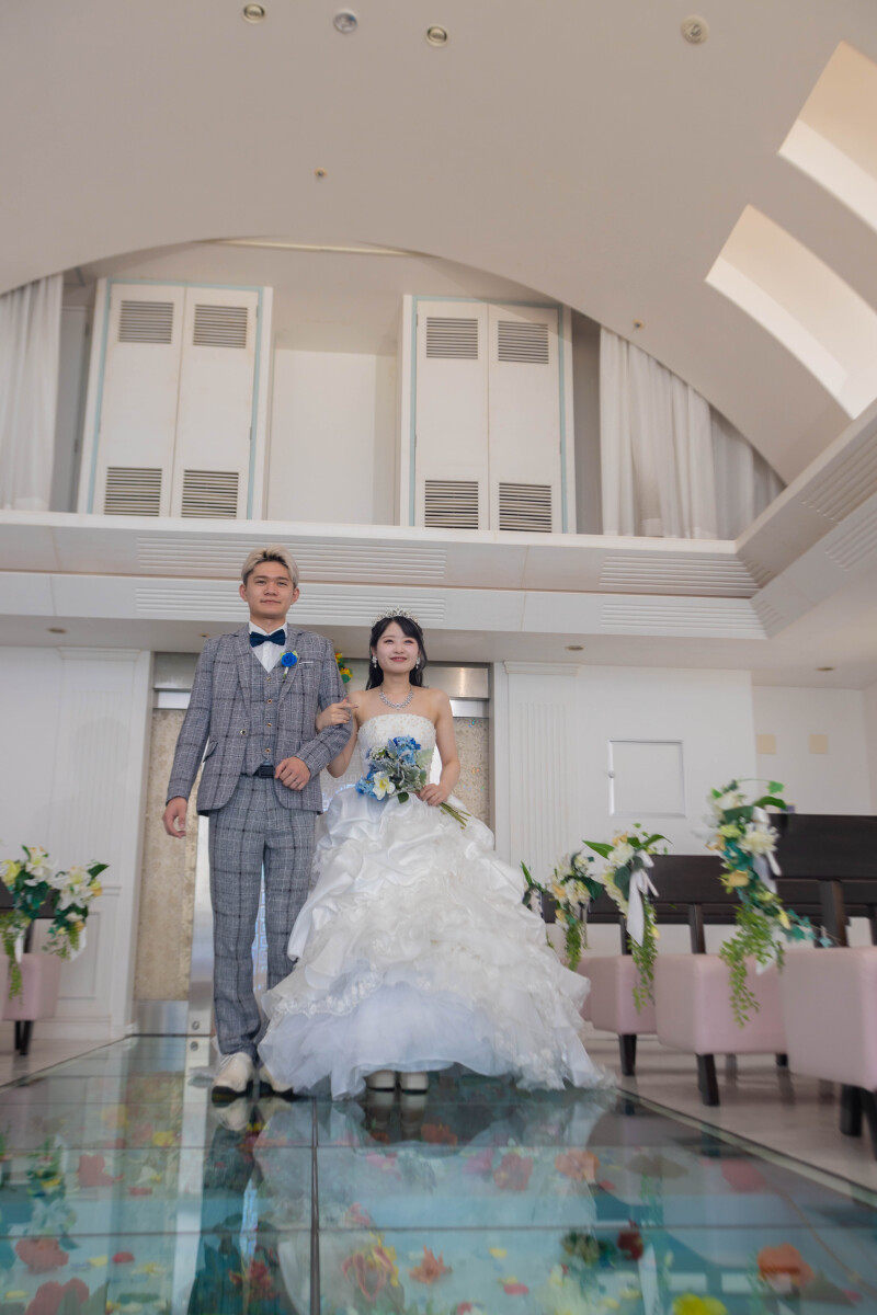 ガラスのバージンロードを歩むふたり