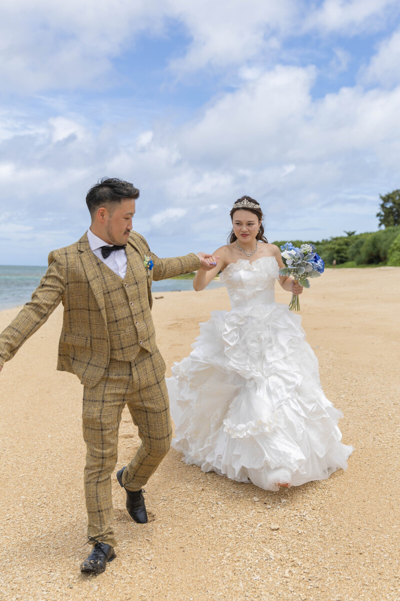 砂浜を進む、ふたりのリズム