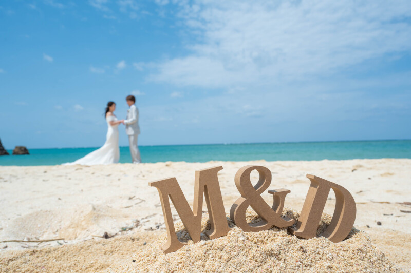 砂浜に刻まれたイニシャル