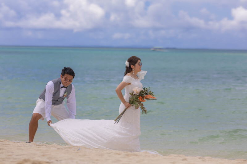 ドレスの裾をそっと支える優しさ